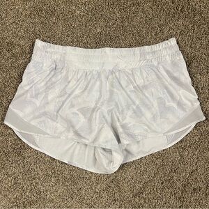 Lululemon Athletica Hotty Hot Short II Jasmine White Multi Women’s Size 10 2.5”